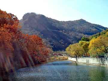習近平(ping)在(zai)紀唸(nian)紅軍長(zhang)徴勝(sheng)利(li)80週(zhou)年大(da)會(hui)上的講(jiang)話